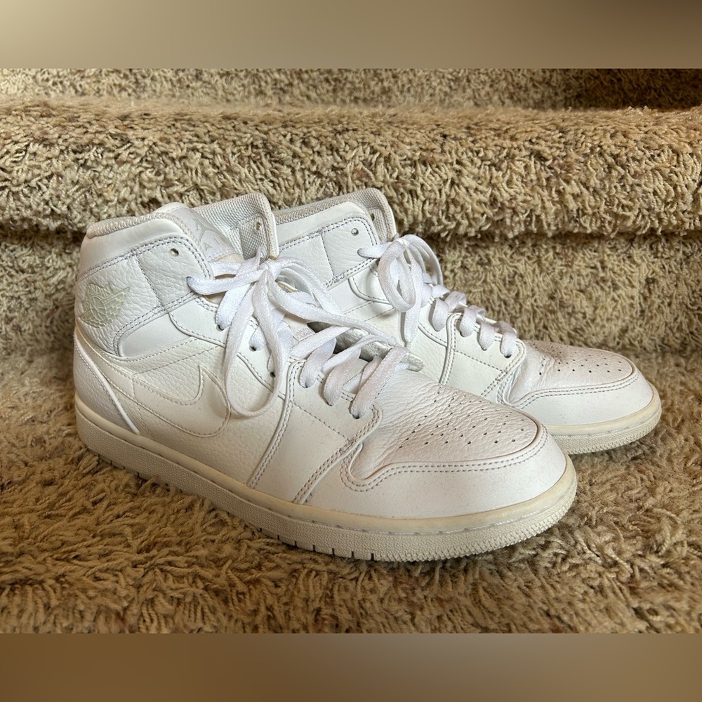Men’s Nike Air Force 1 Mid Sneakers. White. Size 9.5 US